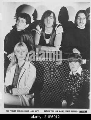 Ein Werbefoto der amerikanischen Rockband The Velvet Underground um 1966. Die Bandmitglieder sind um einen Verstärker der Marke Vox herum positioniert. Im Uhrzeigersinn von oben links: Lou Reed, Sterling Morrison, John Cale, Maureen Tucker und Nico. Stockfoto