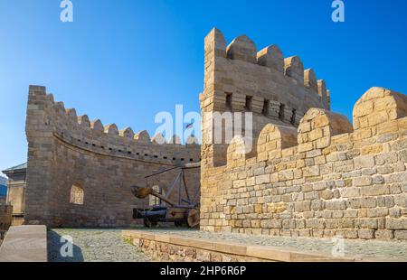 Ein altes Katapult auf dem Turm der Altstadt. Historisches Zentrum von Baku, Aserbaidschan Stockfoto