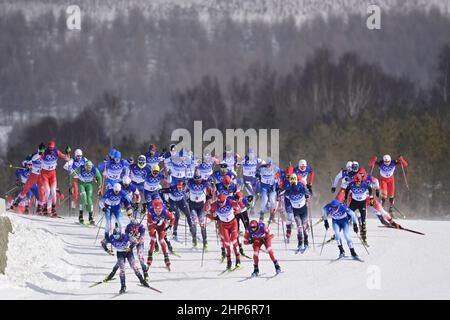 Zhangjiakou, China. 19th. Februar 2022. Die 50km-Mann-Massen beginnen am 19. Februar 2022 während der Olympischen Winterspiele 2022 in Zhangjiakou, China, mit dem kostenlosen Skilanglauf. Kredit: Roman Vondrous/CTK Foto/Alamy Live Nachrichten Stockfoto