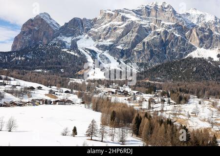 Cortina D'ampezzo. 24th. Juni 2019. Das Foto vom 18. Februar 2022 zeigt die Landschaft von Cortina d'Ampezzo in Italien. Die italienischen Städte Mailand und Cortina d'Ampezzo wurden auf der Sitzung des Internationalen Olympischen Komitees (IOC) 134th am 24. Juni 2019 zu den Austragungsorten der Olympischen Winterspiele 2026 ernannt. Die Olympischen Winterspiele 2026 werden nach Turin 2006 und Cortina d'Ampezzo 1956 zum dritten Mal in Italien stattfinden. Quelle: Liu Yongqiu/Xinhua/Alamy Live News Stockfoto