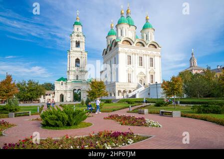 ASTRACHAN, RUSSLAND - 22. SEPTEMBER 2021: Pretschistenskaya Glockenturm und Kathedrale der Himmelfahrt. Kreml in Astrachan Stockfoto