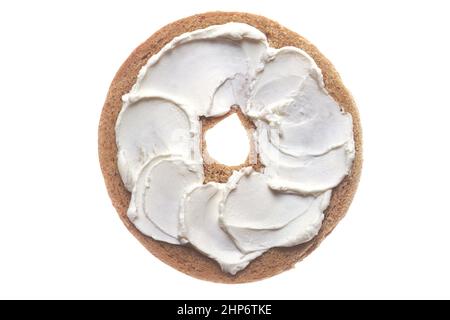 Ein halber Bagel mit Frischkäse bedeckt Stockfoto