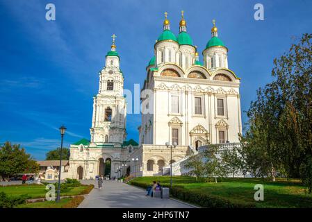 ASTRACHAN, RUSSLAND - 22. SEPTEMBER 2021: Blick auf den Glockenturm Pretschistenskaya und die Kathedrale Mariä Himmelfahrt. Kreml in Astrachan Stockfoto