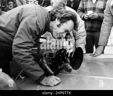 Fotografie von Clint Eastwood beim Blick in den Sucher einer Panavision-Kamera am Set des Films Breezy aus dem Jahr 1973, seiner dritten Regiearbeit. Das Foto wurde um 1973 verteilt, als Breezy ca. 1972 veröffentlicht wurde Stockfoto