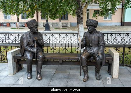 MACHATSCHKALA, RUSSLAND - 24. SEPTEMBER 2021: Denkmal für die nationalen Dichter der Republik Dagestan Suleiman Stalsky und Abutalib Gafurov. Machachkal Stockfoto