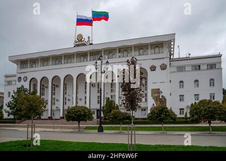 MACHACHKALA, RUSSLAND - 24. SEPTEMBER 2021: Regierungsgebäude der Republik Dagestan, wolkiger Tag. Machachkala Stockfoto