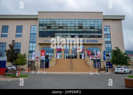 MACHACHKALA, RUSSLAND - 24. SEPTEMBER 2021: Eine Gruppe von Schulkindern am Eingang zum Gebäude des Historischen Parks "Russland - meine Geschichte" auf einem Stockfoto