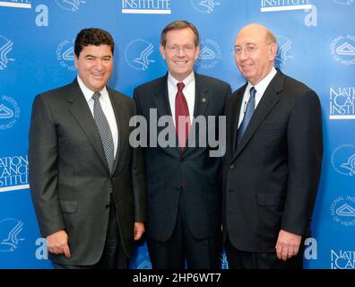 Elias Zerhouni, ehemaliger Direktor der National Institutes of Health (2002 - 2008), Michael Leavitt, ehemaliger Sekretär des US-Gesundheitsministeriums (2005 - 2009), John E. Niederhuber, ehemaliger Direktor des National Cancer Institute (2006 - 2010). Vereidigung für Dr. John Niederhuber ca. 18. Oktober 2006 Stockfoto