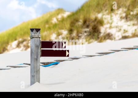 Ein Hinweisschild an einem Strand ein Hinweisschild auf einem Strand Stockfoto