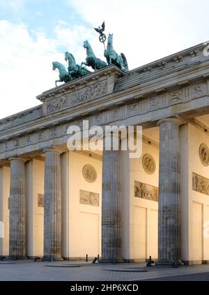 Berlin, 14. Februar 2022, Brandenburger Tor mit Quadriga Stockfoto