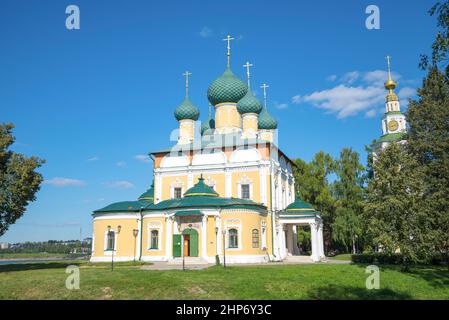 Alte Verklärung Kathedrale an einem sonnigen Augusttag. Das Territorium des Uglich Kremls. Goldener Ring von Russland Stockfoto