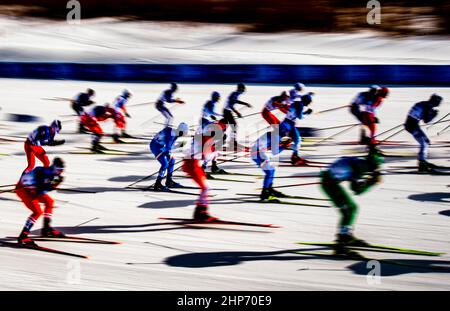 Zhangjiakou, China. 19th. Februar 2022. Die 50km-Mann-Massen beginnen am 19. Februar 2022 während der Olympischen Winterspiele 2022 in Zhangjiakou, China, mit dem kostenlosen Skilanglauf. Kredit: Roman Vondrous/CTK Foto/Alamy Live Nachrichten Stockfoto