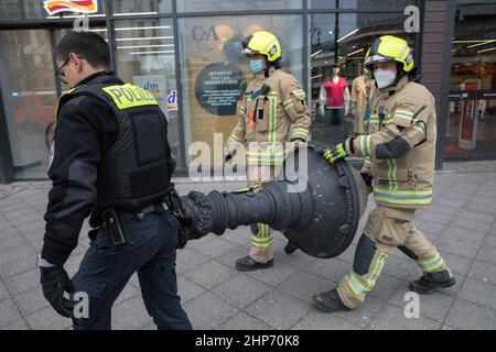 Berlin, Deutschland. 19th. Februar 2022. Starke Winde trafen Deutschland Tage nach Ylenia am Samstag, den 19. Februar 2022. In ganz Europa sind mehrere Menschen gestorben. Deutsche Feuerwehrleute der Berliner Feuerwehr trugen am Kurfürstendamm, einer der berühmtesten Straßen Berlins, eine Straßenlampe mit. (Foto: Michael Kuenne/PRESSCOV/Sipa USA) Quelle: SIPA USA/Alamy Live News Stockfoto