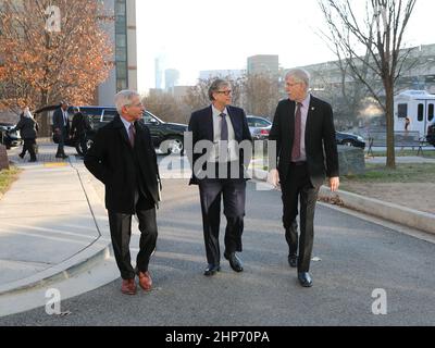 Das NIH hat gemeinsam mit der Bill Gates und der Melinda Gates Foundation ihren fünften jährlichen Beratungsworkshop zum Thema globale Gesundheit veranstaltet. Abgebildet sind Bill Gates (Mitte), Dr. Anthony Fauci (ganz links), Direktor des National Institute of Allergy and Infectious Diseases des NIH, und Dr. Francis Collins (rechts), NIH-Direktor Ca. 2018 Stockfoto