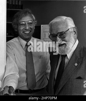 Robert Gallo, M.D. (Rechts) und Albert B. Sabin, M.D. (Links). Dr. Sabin Entdecker des Polio-Impfstoffs. Im Jahr 1961 billigte der US-Gesundheitsdienst seinen Lebendimpfstoff gegen Polio-Viren. Hergestellt mit Kulturen abgeschwächter Polioviren, könnte es oral eingenommen werden, um eine Kontraktion der Krankheit zu verhindern Ca. August 1985 Stockfoto