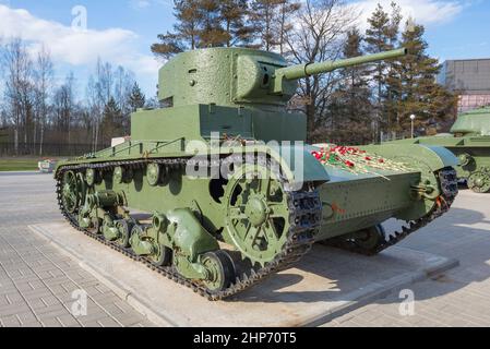 KIROVSK, RUSSLAND - 14. MAI 2017: Sowjetischer leichter Panzer T-26, hergestellt seit 1931 Nahaufnahme. Ausstellung der Exposition des Museums "Durchbruch der Sieg Stockfoto