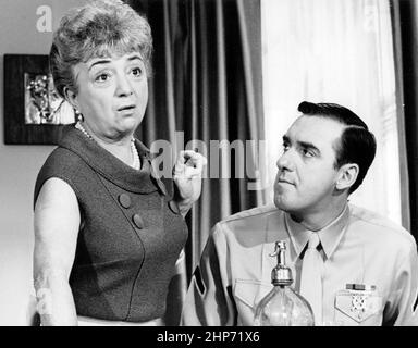 Werbefoto von Gaststar Molly Picon und Jim Nabors aus der Fernsehsendung Gomer Pyle USMC Stockfoto