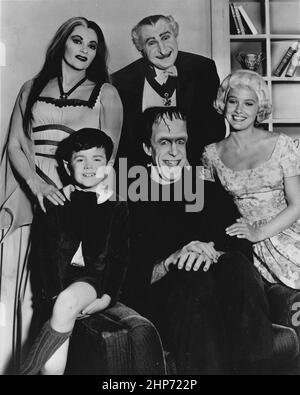 Werbefoto der Fernsehschauspieler, (sitzend; L zu R) Butch Patrick, Fred Gwynne, Beverley Owen, (stehend; L zu R) Yvonne De Carlo und Al Lewis, die ihre Rollen in der CBS-Comedy-Serie The Munsters bewerben Stockfoto