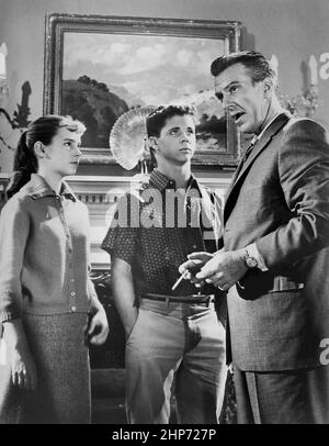 Schauspieler aus der klassischen Situationskomödie Leave it to Beaver (1957-1963) L to R: Carol Sydes, Tony Dow, Hugh Beaumont, der die Regie für diese Folge „Wally and Alma“ führte. Hier gibt Hugh den Schauspielern die Richtung vor. Stockfoto