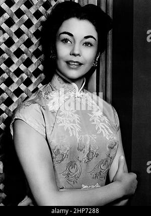 Original Studio-Werbefoto von Jennifer Jones für Film Love is a Many Splendoured Thing 1955 Stockfoto