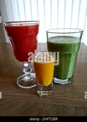 Vertikale Aufnahme von Smoothies aus frischen Früchten Stockfoto
