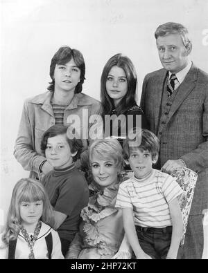 Werbefoto der Fernsehschauspieler (stehend; L bis R) David Cassidy, Susan Dey, Dave Madden, (sitzend; L bis R) Danny Bonaduce, Shirley Jones, Jeremy Gelbwaks und (vorne; links) Suzanne Crough, die die ABC-Comedy-Serie The Partridge Family, um 1970 - 1971 promoten Stockfoto