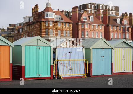 Eine beschädigte Strandhütte steht an der Promenade in Brighton, Sussex, nachdem Sturm Eunice Schäden, Störungen und rekordverdächtige Windböen nach Großbritannien und Irland gebracht hat, was zum Tod von mindestens vier Menschen führte. Bilddatum: Samstag, 19. Februar 2022. Stockfoto