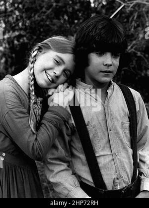 Werbefoto der amerikanischen Kinderdarsteller Matthew Laborteaux und Katy Kurtzman, die ihre Rollen als junger Charles und Caroline Ingalls in der Folge der NBC-Fernsehserie Little House on the Praiie mit dem Titel „I Remember, I Remember“ promoten. Ca. 1977 Stockfoto