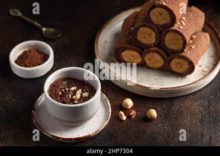 Vegane Schokoladenpaste aus Nüssen, Kakao und pflanzlicher Milch Stockfoto