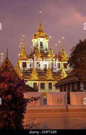 Der Gipfel des Loha Prasat Chedi des buddhistischen Tempels Wat Ratchanatdaram in der Abenddämmerung. Bangkok, Thailand Stockfoto