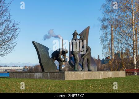 VARKAUS, FINNLAND - 26. OKTOBER 2019: Denkmal für Schiffsbauer vor dem Hintergrund der Fabrik an einem sonnigen Oktobertag Stockfoto