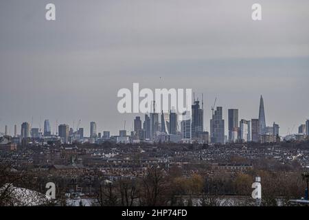 LONDON, GROSSBRITANNIEN. 19. Februar 2022. Skyline und Finanzviertel von London an einem bewölkten Morgen einen Tag nach dem Sturm Eunice, der in vielen Teilen des Vereinigten Königreichs Verwüstungen verursachte. Eine gelbe Wetterwarnung bleibt für starke Winde vorhanden.Quelle: amer ghazzal/Alamy Live Ne Stockfoto