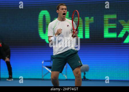 Neal Skupski aus Großbritannien feiert am 18. Februar 2022 in Doha, Katar, den Sieg im Doubles Final bei den Qatar ExxonMobil Open im Khalifa International Tennis and Squash Complex. Stockfoto