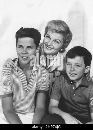 Werbefoto der Schauspieler aus der klassischen Situationskomödie Leave it to Beaver (1957-1963) L to R: Tony Dow, Barbara Billingsley, Jerry Mathers Stockfoto