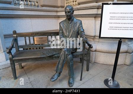 Eine Statue des Helden des Zweiten Weltkriegs Jan Karski befindet sich in der 37th St. und der Madison Ave. Vor dem Generalkonsulat der Republik Polen in Manhattan. Stockfoto