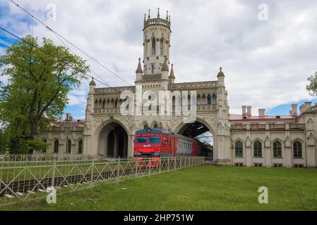 PETRODVORETS, RUSSLAND - 29. MAI 2021: Der S-Zug ET2M-084 fährt vom alten Bahnhof von Novy Peterhof ab Stockfoto