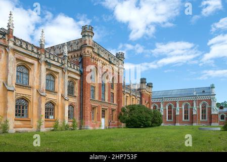 PETRODWOREZ, RUSSLAND - 29. MAI 2021: Fragment des antiken Komplexes der kaiserlichen gotischen Ställe an einem sonnigen Maitag. Peterhof Stockfoto