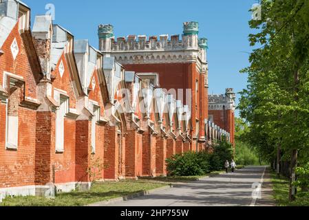 PETRODVORETS, RUSSLAND - 29. MAI 2021: Sonniger Maifest im alten Komplex der kaiserlichen gotischen Ställe. Peterhof Stockfoto