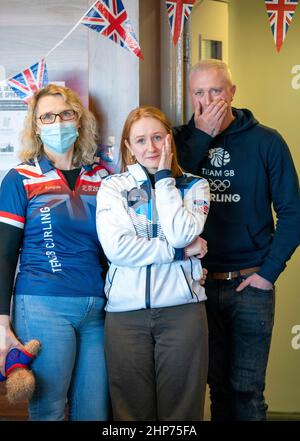 (Von links) Marie Mouat, Mutter von Bruce Mouat, Freundin Lizzy Linklater und Bruce's Partner Craig Kyle beobachten das Team GB beim olympischen Curling-Finale der Männer im Edinburgh Curling Club. Bruce Mouat trainierte im Club in Murrayfield, Edinburgh. Bilddatum: Samstag, 19. Februar 2022. Stockfoto