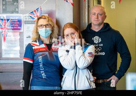 (Von links) Marie Mouat, Mutter von Bruce Mouat, Freundin Lizzy Linklater und Bruce's Partner Craig Kyle beobachten das Team GB beim olympischen Curling-Finale der Männer im Edinburgh Curling Club. Bruce Mouat trainierte im Club in Murrayfield, Edinburgh. Bilddatum: Samstag, 19. Februar 2022. Stockfoto