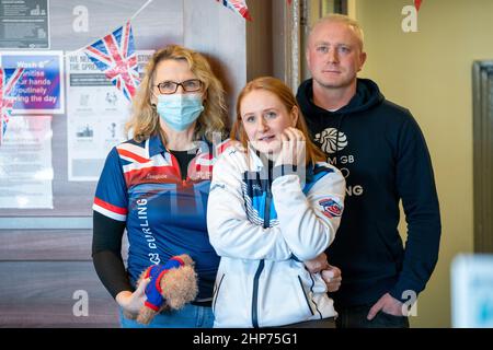 (Von links) Marie Mouat, Mutter von Bruce Mouat, Freundin Lizzy Linklater und Bruce's Partner Craig Kyle beobachten das Team GB beim olympischen Curling-Finale der Männer im Edinburgh Curling Club. Bruce Mouat trainierte im Club in Murrayfield, Edinburgh. Bilddatum: Samstag, 19. Februar 2022. Stockfoto