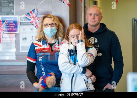 (Von links) Marie Mouat, Mutter von Bruce Mouat, Freundin Lizzy Linklater und Bruce's Partner Craig Kyle beobachten das Team GB beim olympischen Curling-Finale der Männer im Edinburgh Curling Club. Bruce Mouat trainierte im Club in Murrayfield, Edinburgh. Bilddatum: Samstag, 19. Februar 2022. Stockfoto