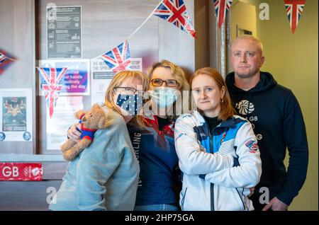 (Von links) Marie Mouat, Mutter von Bruce Mouat, Freundin Lizzy Linklater und Bruce's Partner Craig Kyle beobachten das Team GB beim olympischen Curling-Finale der Männer im Edinburgh Curling Club. Bruce Mouat trainierte im Club in Murrayfield, Edinburgh. Bilddatum: Samstag, 19. Februar 2022. Stockfoto