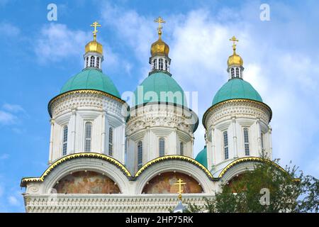 Kuppeln der alten Mariä-Himmelfahrt-Kathedrale gegen den blauen Himmel. Astrachan Kreml, Russland Stockfoto