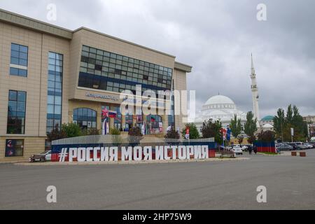 MACHATSCHKALA, RUSSLAND - 24. SEPTEMBER 2021: Wolkiger Septembertag beim Bau des historischen Parks "Russland-Meine Geschichte" Stockfoto