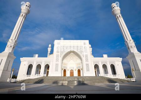 SHALI, RUSSLAND - 29. SEPTEMBER 2021: Am Eingang der Moschee des "Stolz der Muslime" (Prophet Muhammad) am sonnigen Morgen. Tschetschenische Republik Stockfoto
