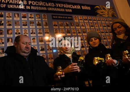 Kiew, Ukraine. 18th. Februar 2022. Die Demonstranten halten während einer gedenkmarsch in Kiew zum 8th. Jahrestag des Massakers der Maidan-Revolution Kerzen vor der Mauer des Gedenkens an die Maidan-Demonstranten, die 2014 von ukrainischen Sicherheitskräften getötet wurden. Kiew Ukraine, 02/18/2022. (Foto von Justin Yau/Sipa USA) Quelle: SIPA USA/Alamy Live News Stockfoto