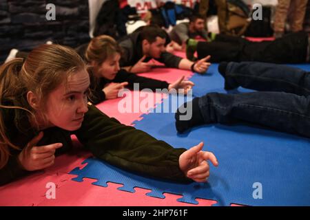 Kiew, Ukraine. 18th. Februar 2022. Zivile Auszubildende üben während einer militärischen Ausbildungsveranstaltung für ukrainische Zivilisten, die von der georgischen Nationallegion in Kiew abgehalten wird, eine anfällige Schussposition aus, während die russischen Streitkräfte weiterhin an den Grenzen des Landes mobilisieren. 18th. Februar 2022, Kiew, Ukraine. (Foto von Justin Yau/Sipa USA) Quelle: SIPA USA/Alamy Live News Stockfoto