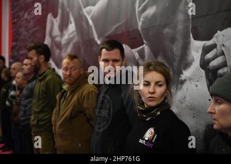 Kiew, Ukraine. 18th. Februar 2022. Zivile Auszubildende teilen sich in Übungsgruppen auf, während sie während einer militärischen Ausbildungsveranstaltung für ukrainische Zivilisten, die von der georgischen Nationallegion in Kiew abgehalten wird, in Formation stehen, während die russischen Streitkräfte weiterhin an den Grenzen des Landes mobilisieren. 18th. Februar 2022, Kiew, Ukraine. (Foto von Justin Yau/Sipa USA) Quelle: SIPA USA/Alamy Live News Stockfoto