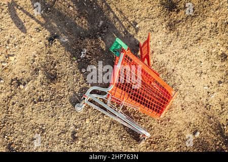 Supermarkt Einkaufswagen in der Straße umgedreht Stockfoto